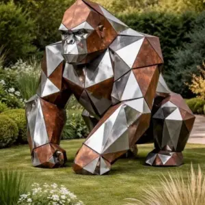 Gorille en corten et inox dans un jardin amedu métal